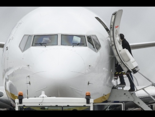 Germania: falsa allerta bomba, scalo forzato per un volo Ryanair
