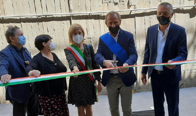 Il taglio del nastro all’istituto Facchinetti