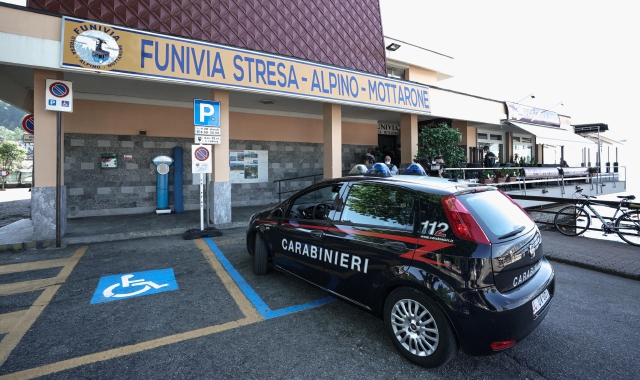 I carabinieri alla stazione di partenza della funivia Mottarone (foto Archivio)