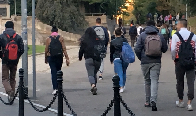 Studenti sul viale del Santuario (Blitz)