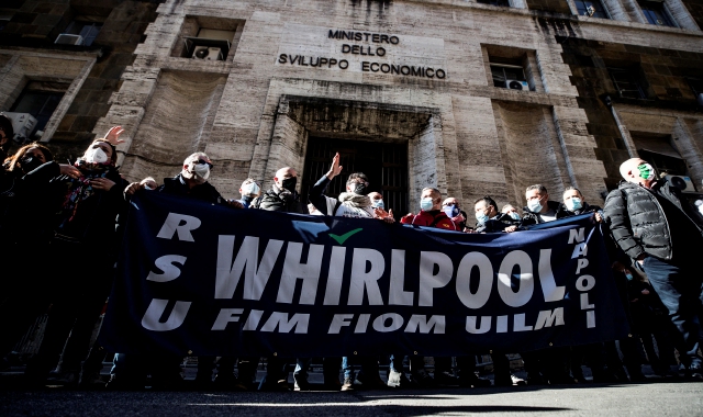 La protesta dei giorni scorsi contro i licenziamenti Whirlpool (foto Redazione)