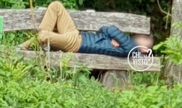 Nelle immagini di «Chi l’ha visto?» il ragazzo sulla panchina: si è creduto fosse Riccardo, non era lui (foto Redazione)