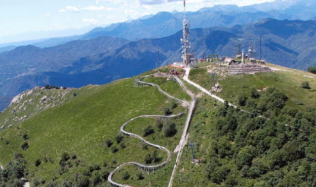 La strada che porta al Mottarone (foto Archivio)