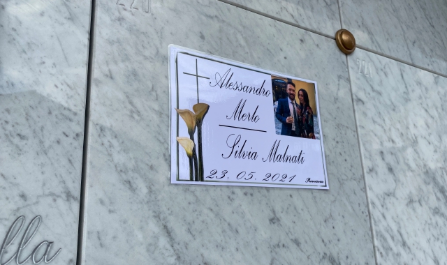 La lapide in ricordo di Silvia e Alessandro