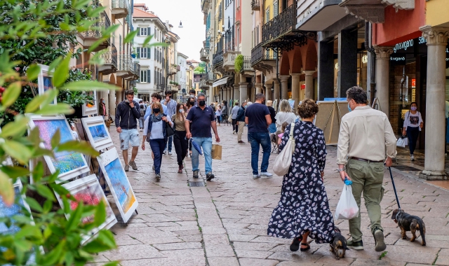 Folla in centro per una domenica di inizio estate e di rinascita (Blitz)