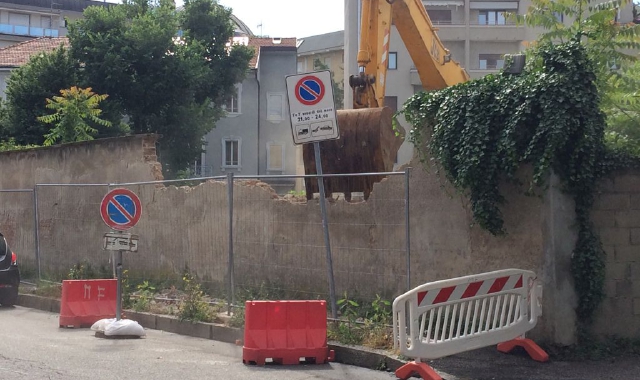 Cade il muro dell’ex Borri posto su via Biancardi (foto Blitz)