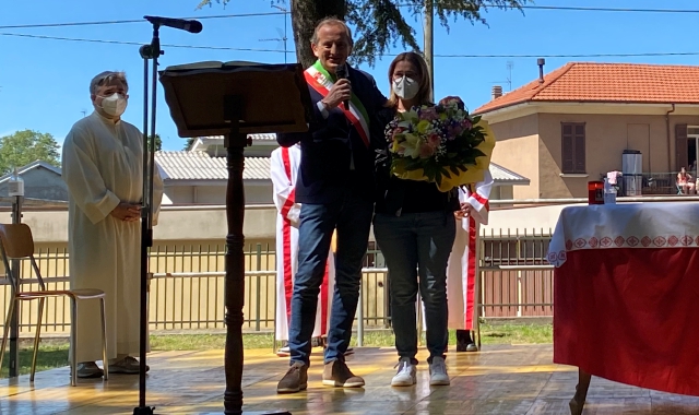 Il sindaco Antonelli consegna alla dottoressa Zaza un mazzo di fiori, simbolo della riconoscenza della città (foto Blitz)