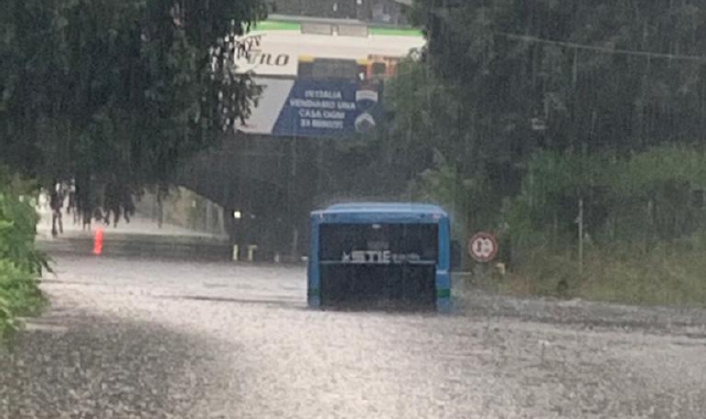 Un pullman della Stie è a mollo dopo la bomba d’acqua che ha colpito Busto Arsizio (foto Redazione)