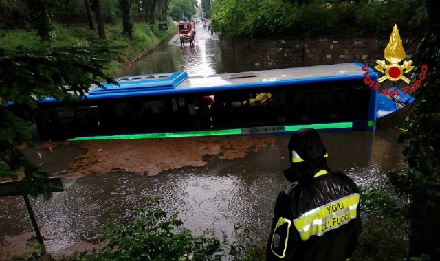 I vigili del fuoco hanno salvato autista e passeggeri del bus rimasto “a mollo”