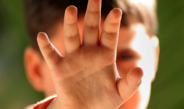 Non tutti i bambini hanno la fortuna di avere un’infanzia spensierata (foto Archivio)