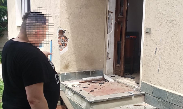 L’immagine del tentato sgombero a Parabiago. Adesso proprietari e inquilini se la vedranno in tribunale (foto Pubblifoto)