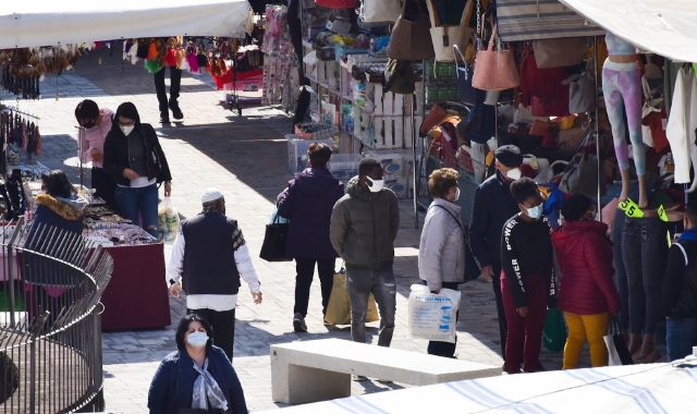 I poliziotti hanno fermato due giovani per spaccio in piazza Repubblica (foto Archivio)