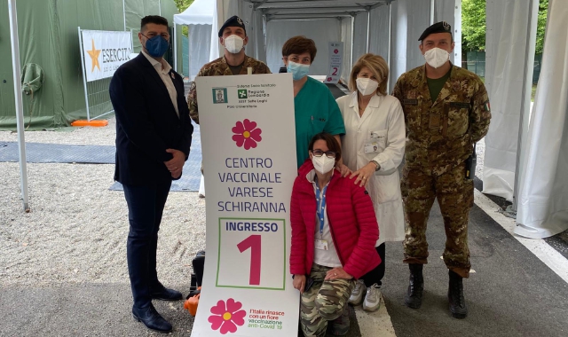 A sinistra Rudy Rossetto, vice delegato dell’Ordine dei biologi, all’hub della Schiranna  (foto redazione)