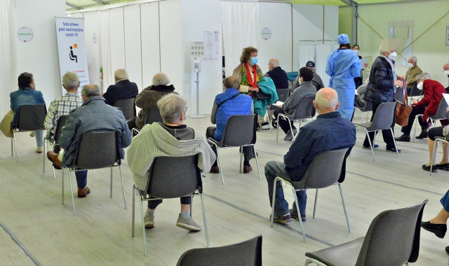 Continuano le somministrazioni di dosi per il vaccino Anti Covid-19 (foto Archivio)
