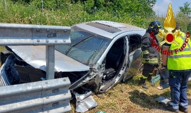 L’auto distrutta sulla Pedemontana
