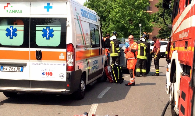 L’equipaggio di un’ambulanza impegnato in un’operazione di soccorso (Archivio)