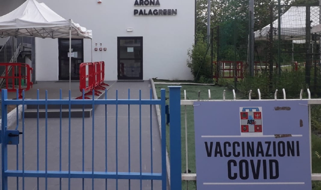 Il centro vaccinazioni PalaGreen di Arona (foto Archivio)