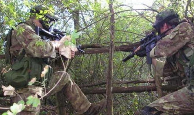 Due softgunners nelle aree boschive (foto Pubblifoto)