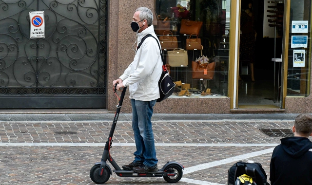 Con il monopattino in centro a Gallarate ma non sono molti quelli che usano il mezzo (foto Redazione)