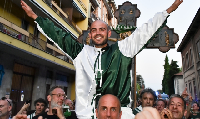 L’esultanza di Antonio Siri, fantino di San Domenico, ultima contrada vincente nel Palio 2019 (foto Pubblifoto)