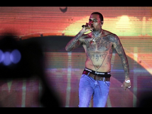 Nuova grana per rapper Chris Brown, 'ha colpito una donna'
