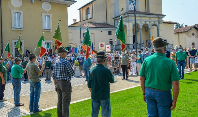 Gli alpini e gli albizzatesi all’inaugurazione della piazza e del monumento dedicato alle penne nere (foto Blitz)
