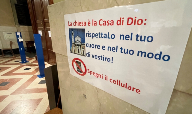 Il cartello che il parroco ha appeso nella chiesa di Gerenzano (Blitz)