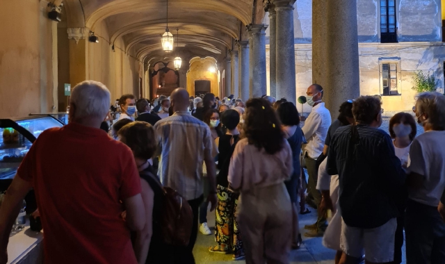 Pubblico ripara sotto un portico a Villa Arconati durante la bomba d’acqua che ha fermato lo show degli Avion Travel (Red.)