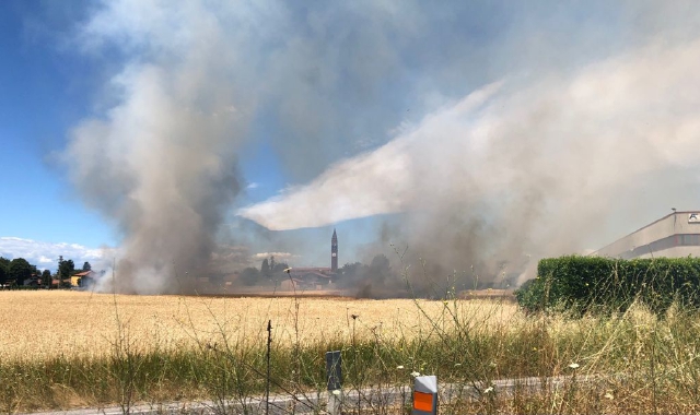 L’incendio a Villa Cortese (Pubblifoto)