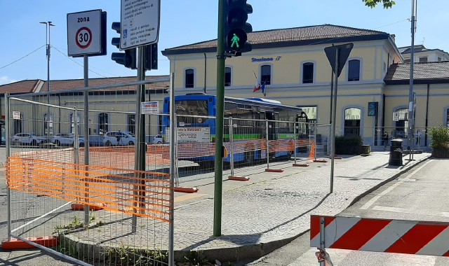 Il cantiere che si è aperto davanti alle Ferrovie dello Stato e che ha eliminato un tratto anche dell’area dedicata agli autobus