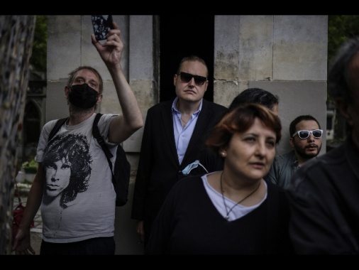File di fan alla tomba di Jim Morrison a 50 anni dalla morte