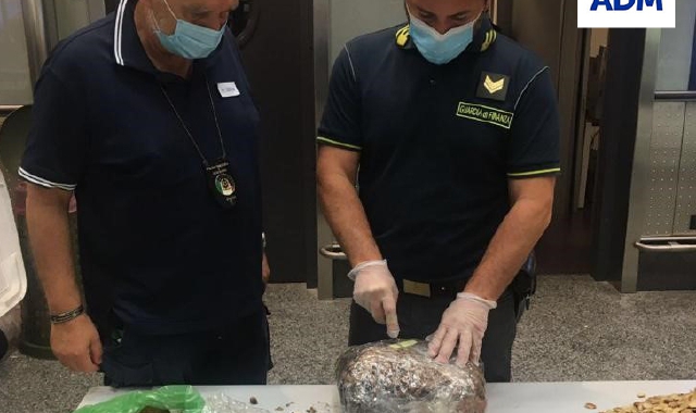 Malpensa, 14 chili di eroina in valigia: manette