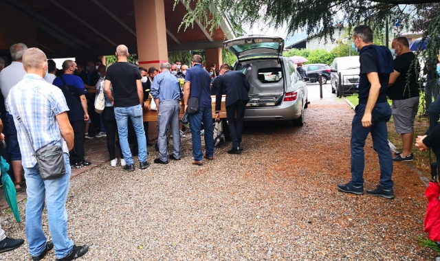 Gavirate, folla per l’addio ad Adriano