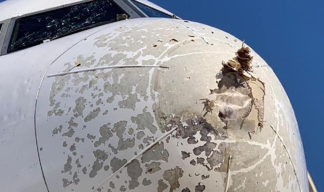 I danni alla parte anteriore dell’aereo