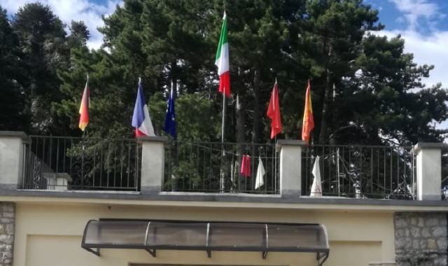 Tricolore del Sacro Monte rubato per la festa azzurra