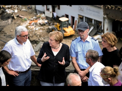 Merkel su luoghi alluvioni, 'immagini spettrali'