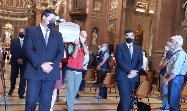 La bara di Scandroglio esce dalla basilica di Gallarate (foto Redazione)