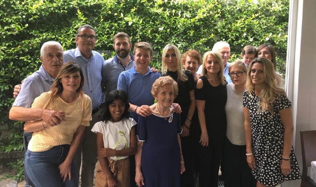 Nonna Bruna Ferrarini circondata dai familiari e dal vicesindaco Francesca Caruso