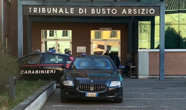 Gallarate, sfascia la casa e picchia la compagna
