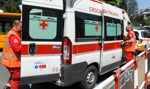 Induno Olona, malore in strada