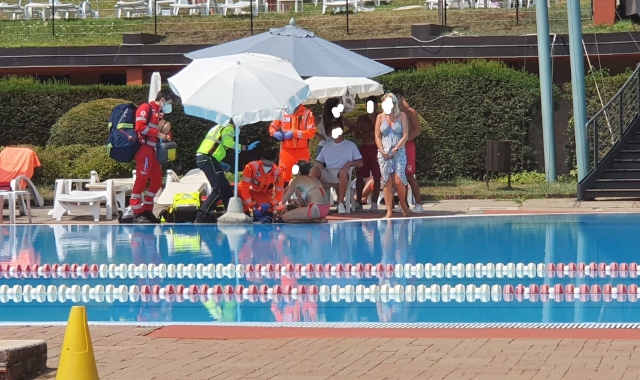I soccorsi al bambino a bordo piscina (foto Redazione)