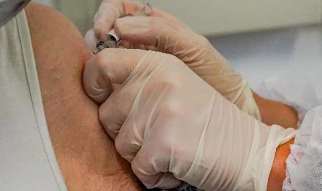 Due vaccini ma niente Green Pass per un medico di Busto (Ansa)