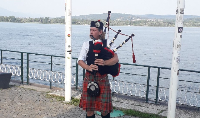 Arona, kilt e cornamusa sul lungolago