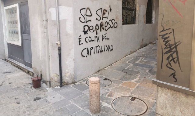 Una delle scritte nel centro storico