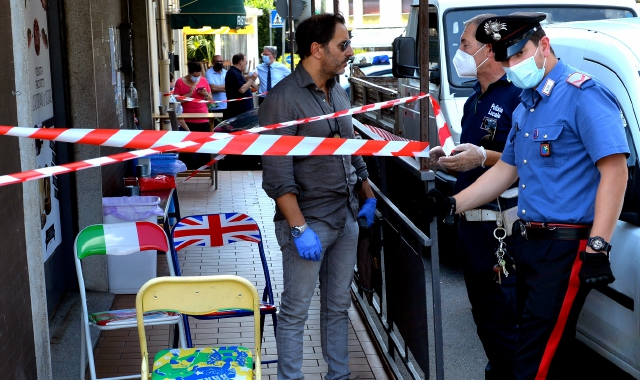 I carabinieri sul luogo dell’aggressione a mano armata (foto Blitz)