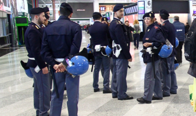 Agenti di polizia alle partenze dell’aeroporto di Malpensa (Blitz)