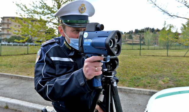 Polizia locale con l’autovelox (foto Redazione)