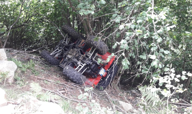 Il quad si è fermato pochi metri sotto il sentiero; il ferito è stato trasportato con l’elisoccorso (foto Marco De Ambrosis)