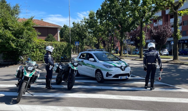 La polizia locale di Busto dà la caccia al pirata (foto Blitz)