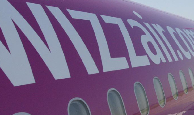 Dopo gli episodi di gravi ritardi e disagi sui voli Wizz Air, la compagnia rischia sanzioni da parte dell’Enac. (foto Archivio)